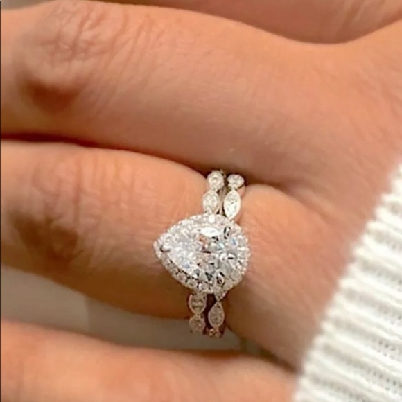 Lavish Gorgeous Ring - Picture 2 of 3